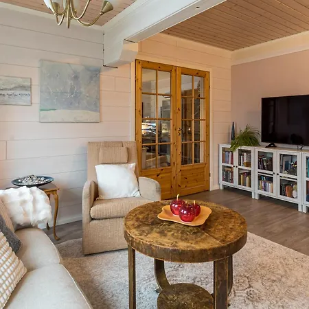 Villa Riverside Loghouse